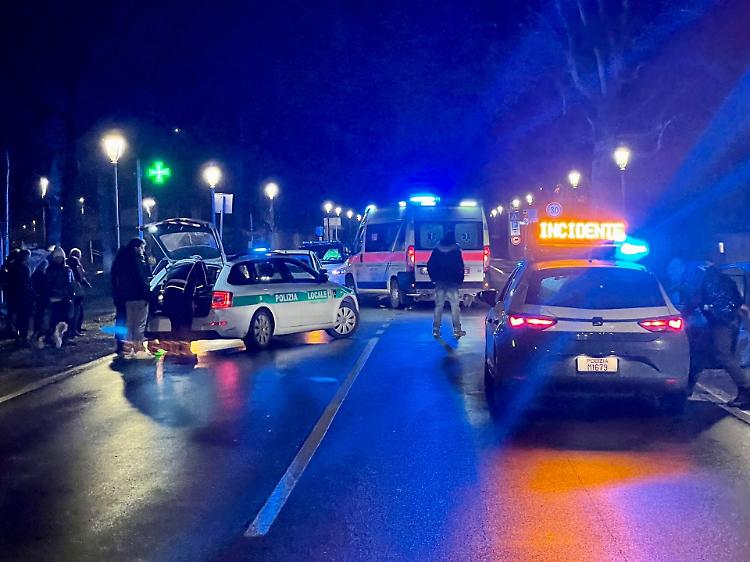 Ragazza investita da un auto in viale Santa Maria della Croce