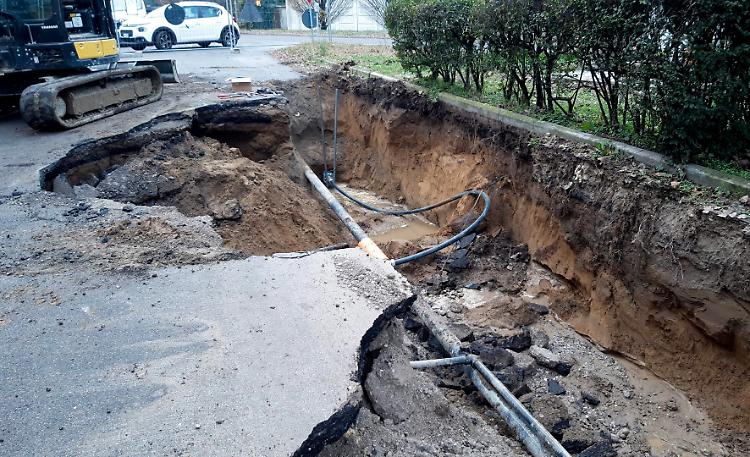 Voragine in via Loreto, Padania Acque al lavoro per il ripristino