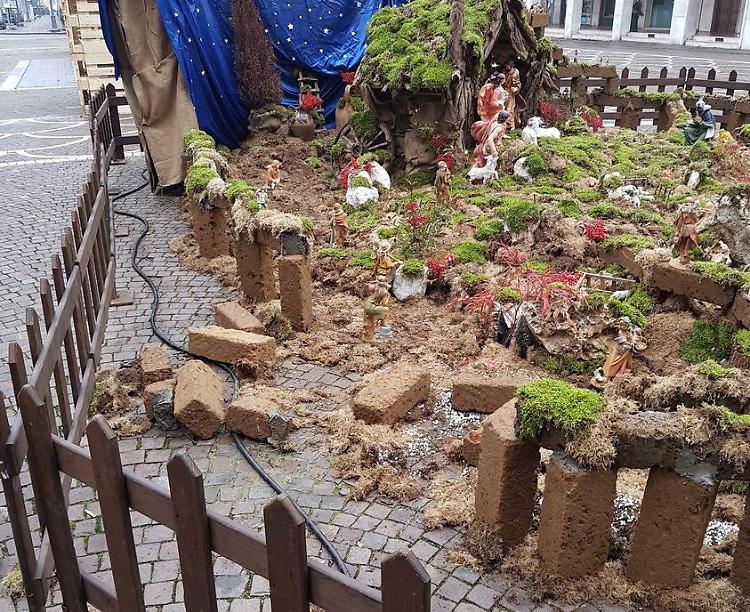 Ragazzo ubriaco cade e danneggia il presepe di piazza Manzoni