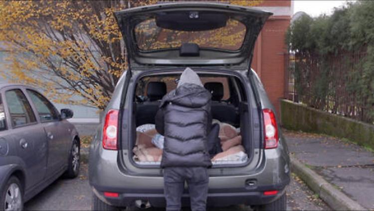 Senza una casa, famiglia con 3 bambini da mesi dorme in auto