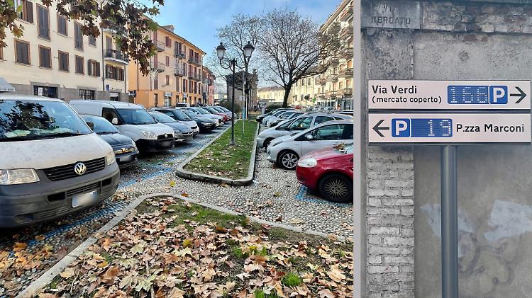 Parcheggi poco intelligenti: il led promette il posto, ma è in tripla fila