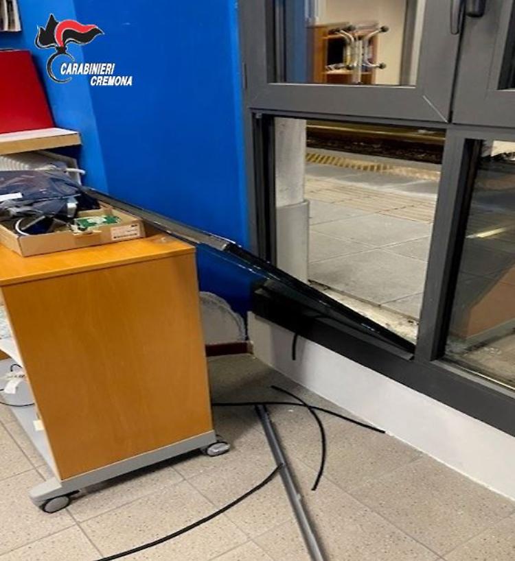 Prende a calci il vetro di un ufficio in stazione, denunciato