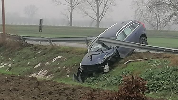 Fuori strada senza feriti lungo la bassa per Casalmaggiore
