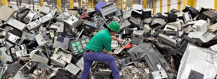 Rifiuti elettrici ed elettronici: l’ecocar per ripulire i quartieri