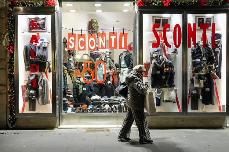 Saldi, Confcommercio: sconti al via, giro d'affari da 4,7 miliardi di euro