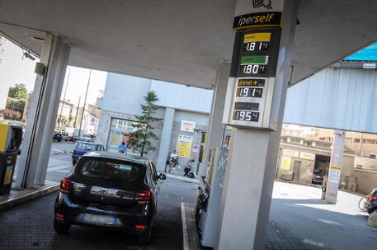 Dalla benzina alle autostrade, il 2023 inizia con i rincari