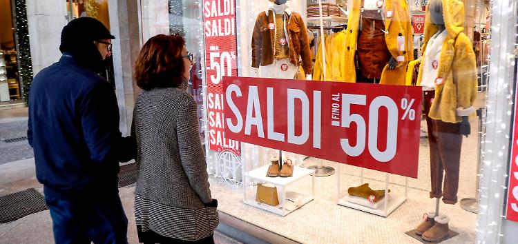 Saldi, c'è aria di svolta: la riscossa dei negozi
