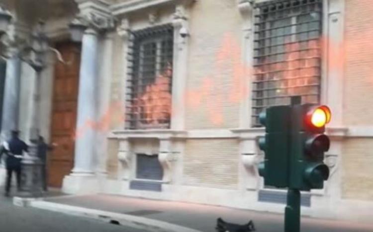 Ambientalisti imbrattano la facciata del Senato: fermati dai carabinieri