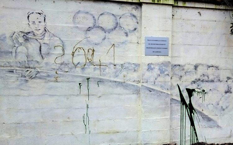 Imbrattato il murales dedicato ai campioni dedicato a Farina e Raineri