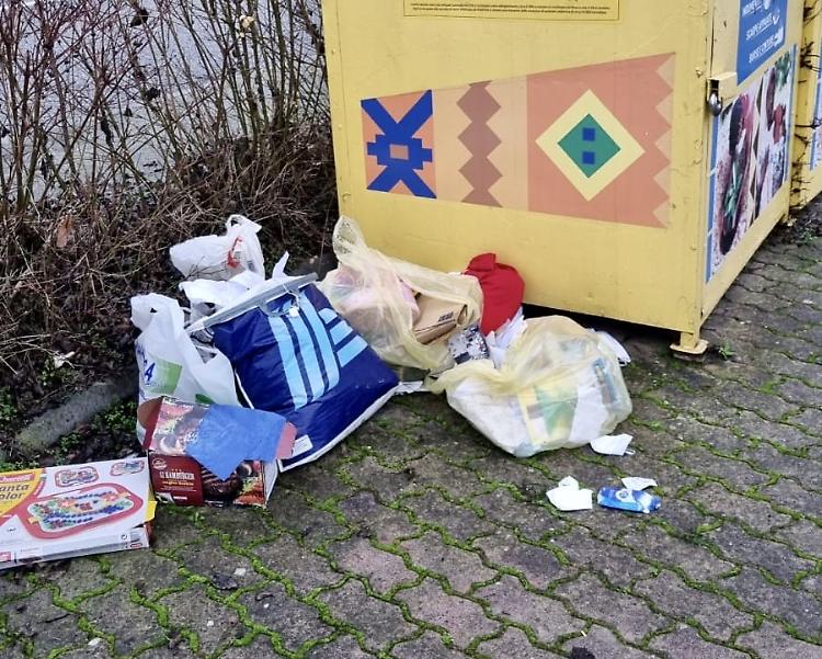 Anno nuovo, vecchie e cattive abitudini: rifiuti abbandonati vicino al Centro civico 