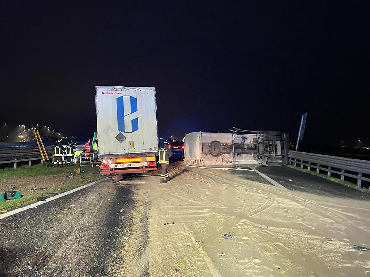 Grave incidente tra mezzi pesanti in A21