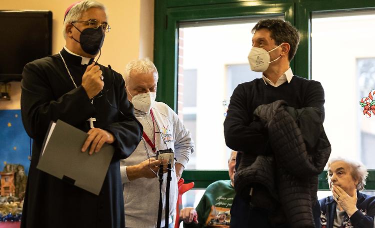 L'abbraccio di Napolioni e Galimberti ad ospiti e operatori sanitari