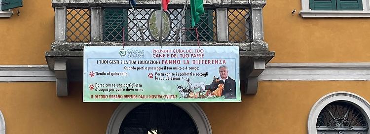 Striscione del sindaco sulla facciata del municipio: «Cani, basta ricordini»