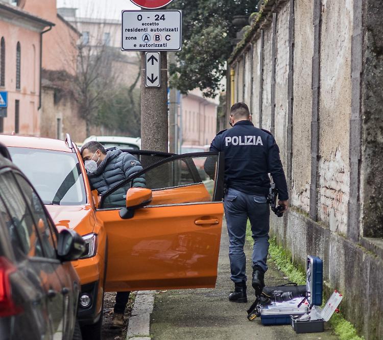 Rubano due auto, poi le abbandonano e fuggono col kebab