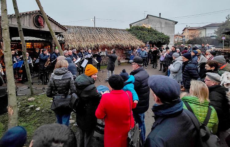 Crema, dal presepe alle mascherine