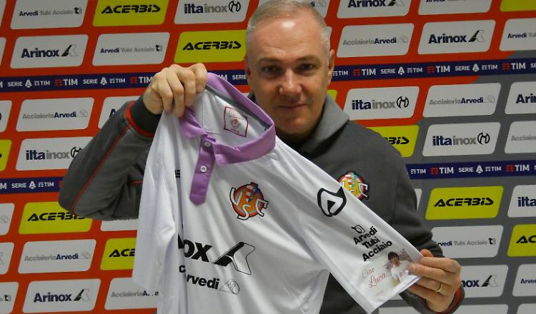 Calcio Serie A, Cremonese in campo con la maglia dedicata a Vialli
