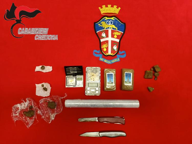 Droga, spaccia in casa: arrestato 30 enne 