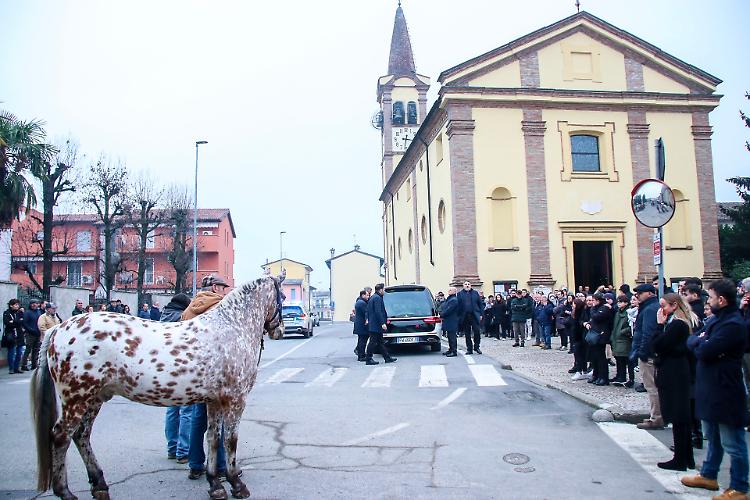 L'ultimo saluto a Elisa