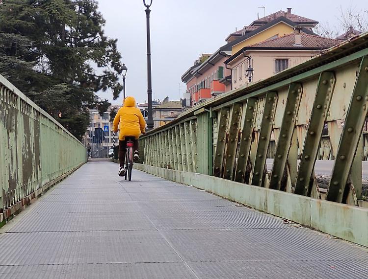 Ponte di via Cadorna, una «trappola» per pedoni e ciclisti