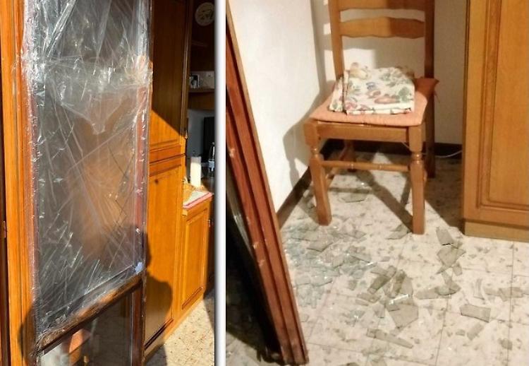 Casa assaltata in pieno giorno da ladri acrobati saliti da un canale di gronda