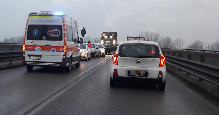 Tamponamento sul ponte di Po, due feriti e caos viabilità fra Lombardia ed Emilia