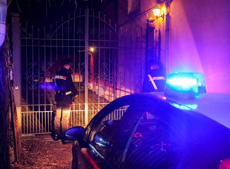 Aggredisce due carabinieri e li ferisce con un coltello, arrestato