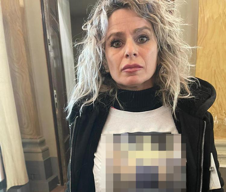 La madre di Pamela in tribunale con la foto choc della figlia sulla maglietta
