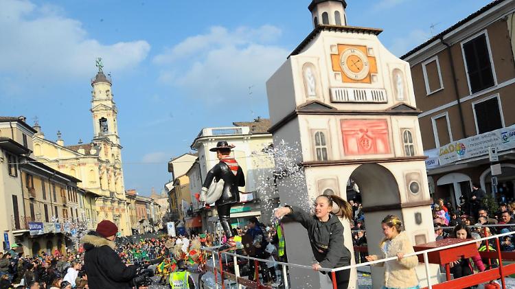 Torna il Carnevale cremasco: sfilate di carri e mascherine