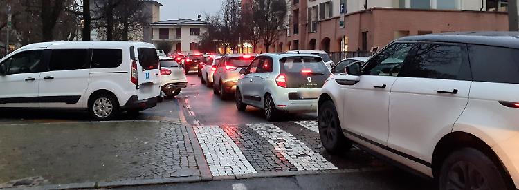 Caos in via delle dis-Grazie: tutti in coda e camera a gas
