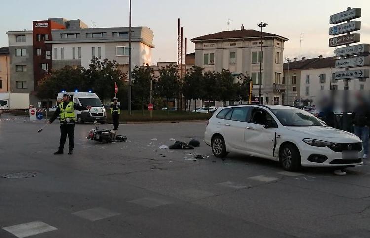 Scontro auto-scooter: motociclista in codice rosso all'ospedale