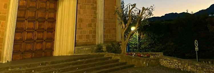 Rubano pianta su sagrato della chiesa e il parroco posta video