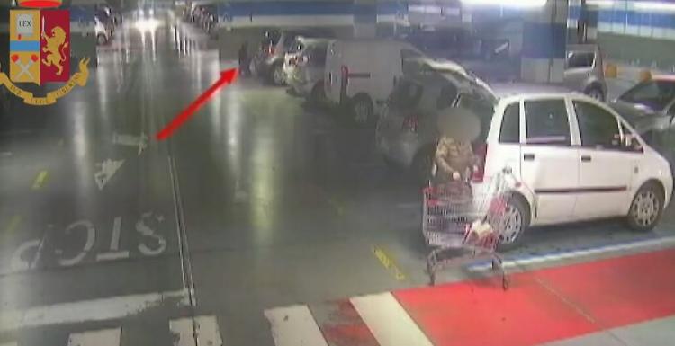 Brutale aggressione di un'anziana nel parcheggio del CremonaPo, catturati i due banditi