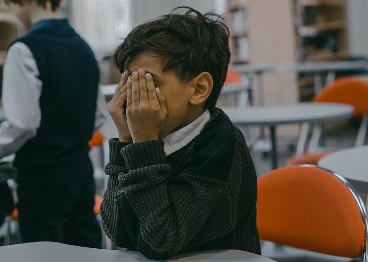 Insulti ripetuti nel tempo al compagno che si rifiuta di andare a scuola