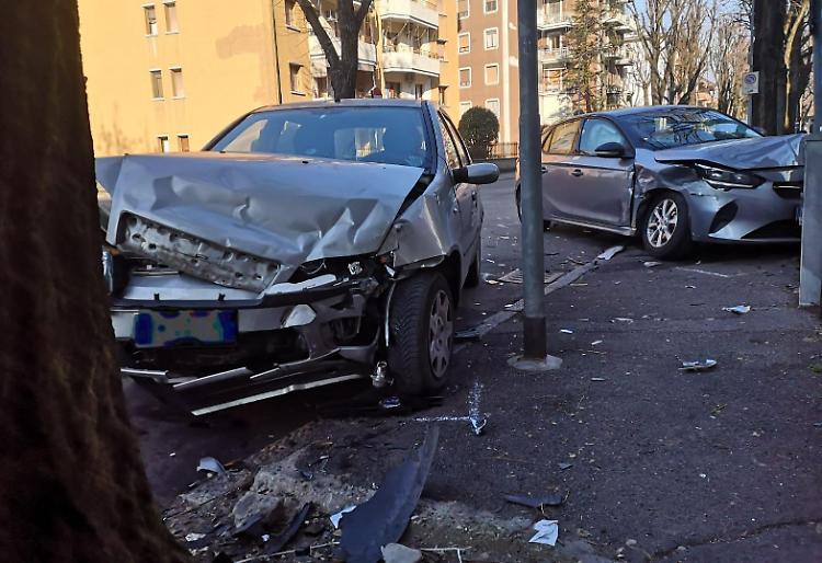 Terribile scontro tra auto in via Burchielli, tre persone ferite