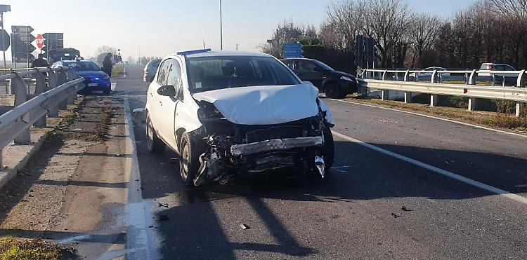 Altro scontro all'incrocio della morte, stavolta è andata bene: due giovani ferite