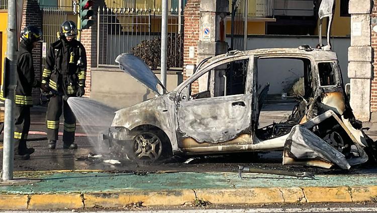 Auto a fuoco, fiamme e paura alle porte di accesso al centro storico