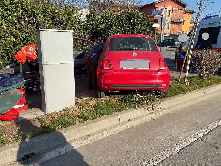 Malore alla guida, perde il controllo dell'auto: una 59enne trasportata in ospedale