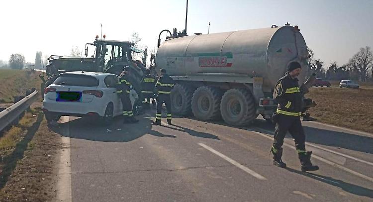 Schianto tra un'auto e un mezzo agricolo, 50enne e bimbo di 8 anni ricoverati in codice giallo