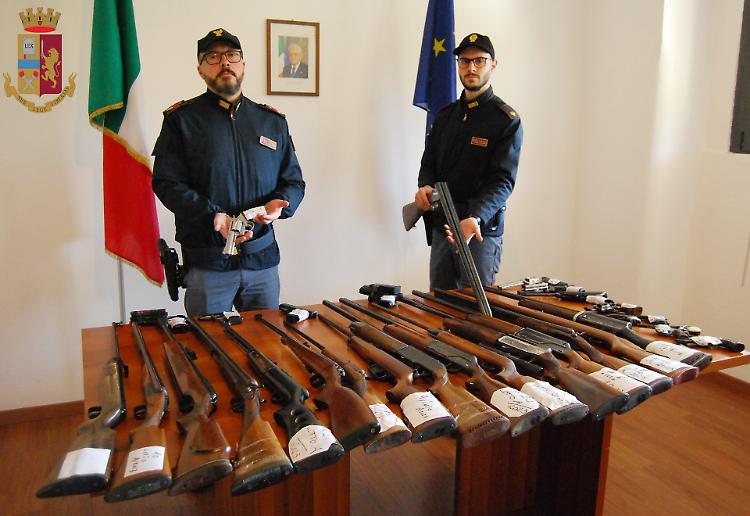 Commissariato, ritirate una sessantina di armi tra pistole, fucili e carabine