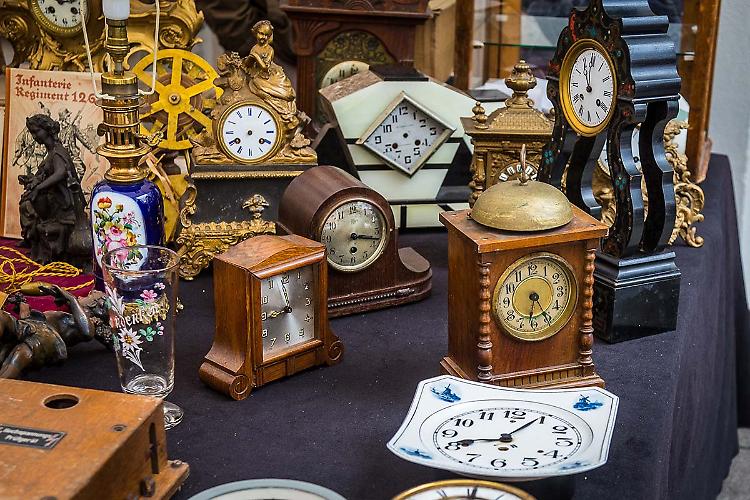 Mercatino del riuso sotto i portici coperti