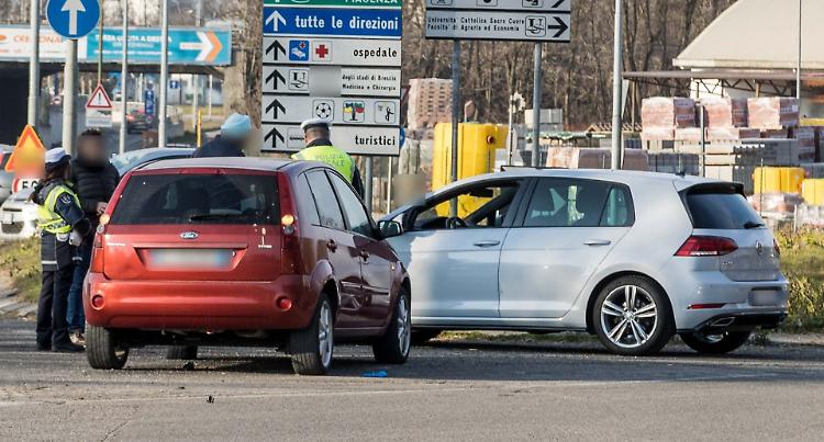 Schianto tra due auto in via Trebbia