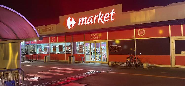 Ruba champagne al market, bloccata in fuga dal  titolare