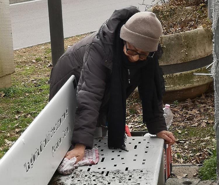 Panchina dedicata a Dante abbandonata al degrado, la ripulisce la prof