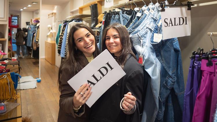 I saldi riportano il sorriso dai commercianti: «Tornati ai livelli pre Covid»