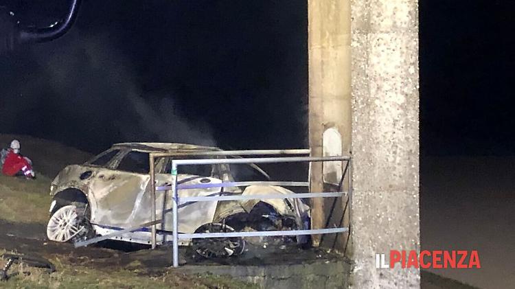 Auto si schianta e prende fuoco, ragazza 33enne muore a Calendasco