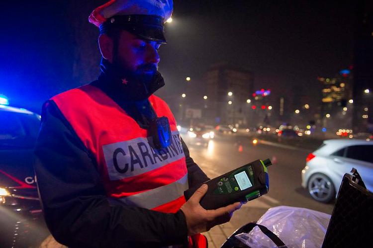 Rifiuta i test di droga e alcol, 54enne denunciato