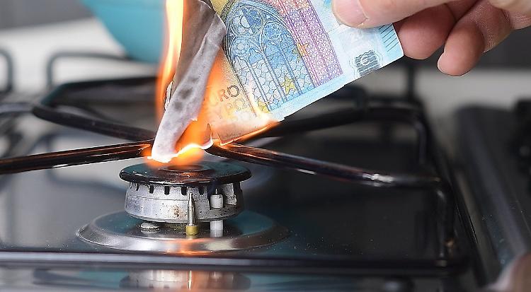 Bollette, i numeri del salasso: elettricità +108%, gas +57%