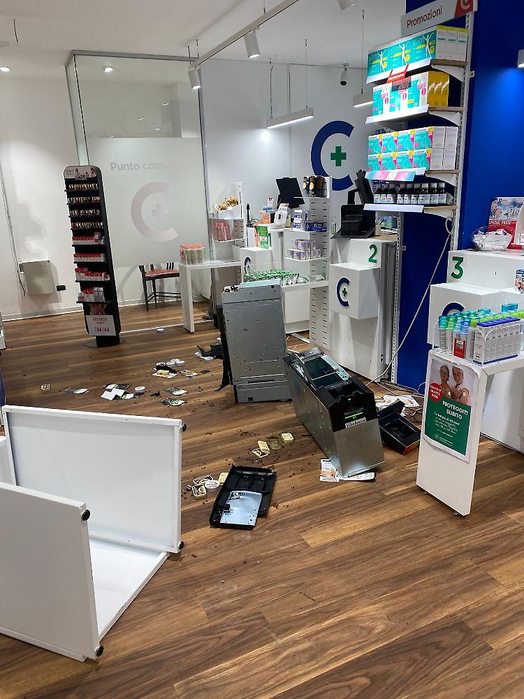 Farmacia presa d'assalto dai ladri, danni ingenti