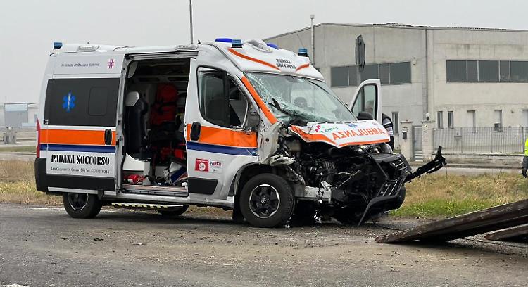 Ambulanza si schianta contro un mezzo agricolo: quattro feriti