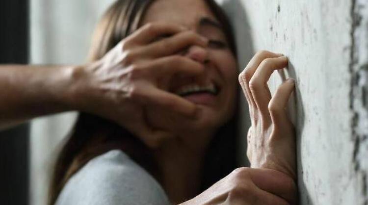 Botte, insulti e minacce a moglie e figli: l'inferno tra le mura domestiche 
